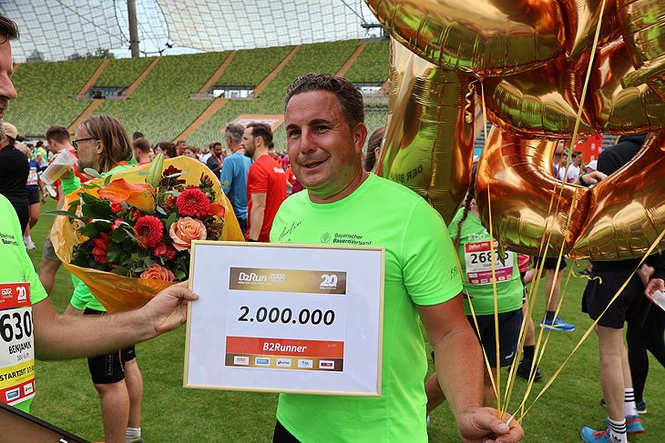 Martin Huber vom Team BBV läuft erhielt als 2 Mio. - ster b2run Teilnehmer unter anderem lebenslange Freistarts bei allen B2Run-Läufen (©Foto:Martin Schmitz)